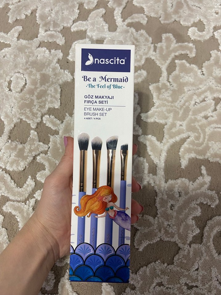 Çok Renkli Far Paleti ve Makyaj Fırçaları - Görsel 4