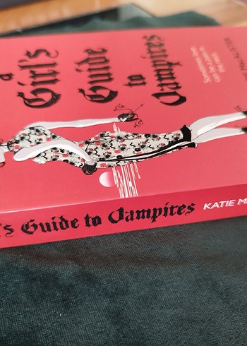 A Girl's Guide to Vampires - Katie MacAlister ingilizce - Görsel 3