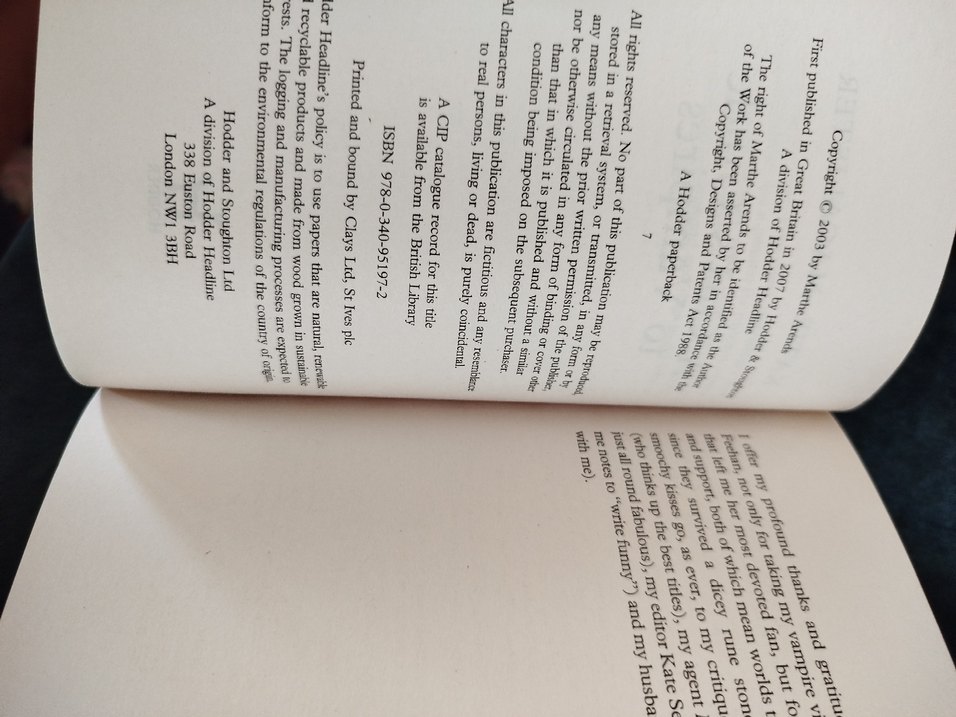 A Girl's Guide to Vampires - Katie MacAlister ingilizce - Görsel 4