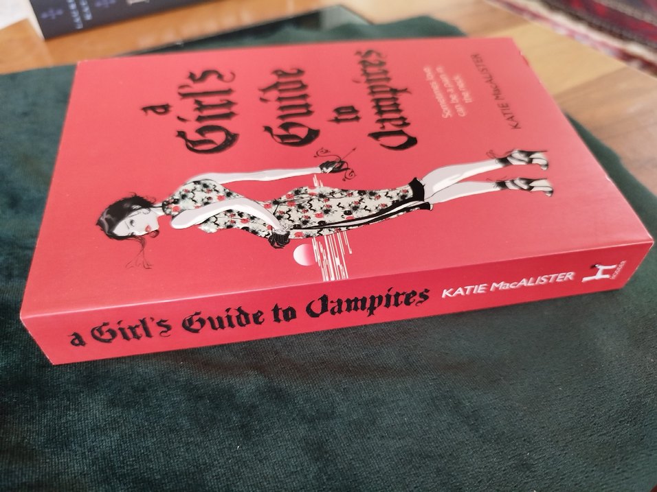 A Girl's Guide to Vampires - Katie MacAlister ingilizce - Görsel 3