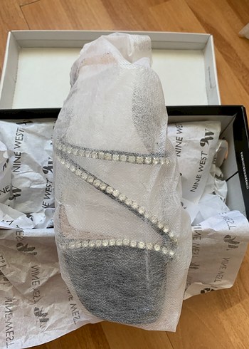 Nine West Parlak Taşlı Siyah Terlik - Görsel 3