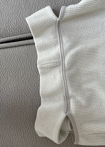 AMBAR Beyaz, Uzun Kollu, Kemer Detaylı Crop Top - Görsel 5