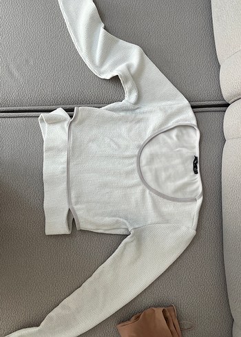 AMBAR Beyaz, Uzun Kollu, Kemer Detaylı Crop Top - Görsel 2