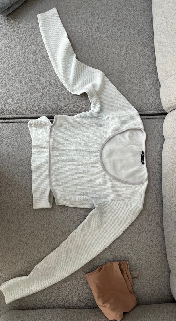 AMBAR Beyaz, Uzun Kollu, Kemer Detaylı Crop Top - Görsel 2