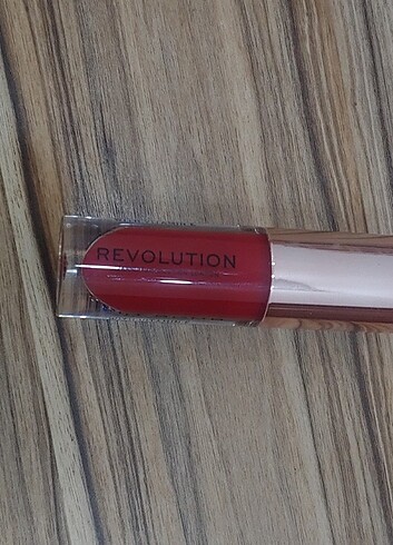 Revolution gloss 