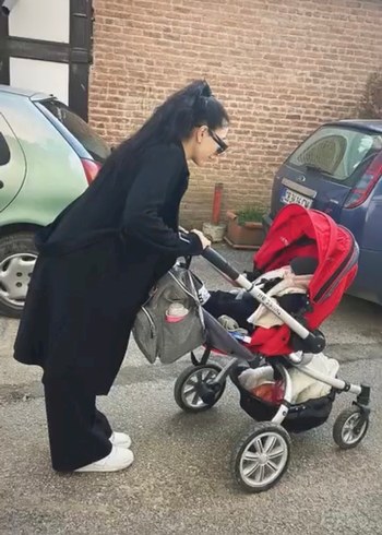 Kırmızı Bebek Arabası, Siyah Çerçeveli
