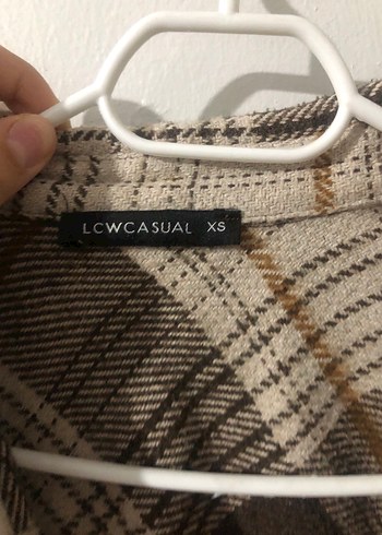 LC Waikiki Bej Ekose Düğmeli Uzun Kollu oduncu gömleği