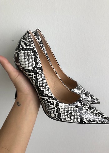 Gri Yılan Derisi Desenli Topuklu Stiletto