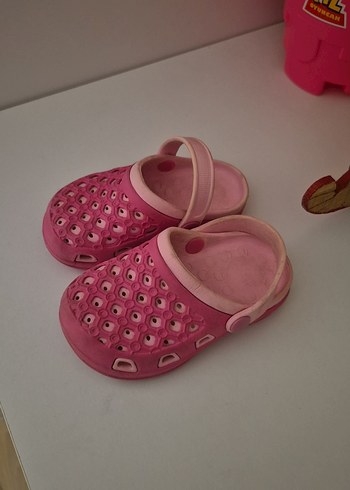 Crocs Pembe Tokalı Kız Terliği