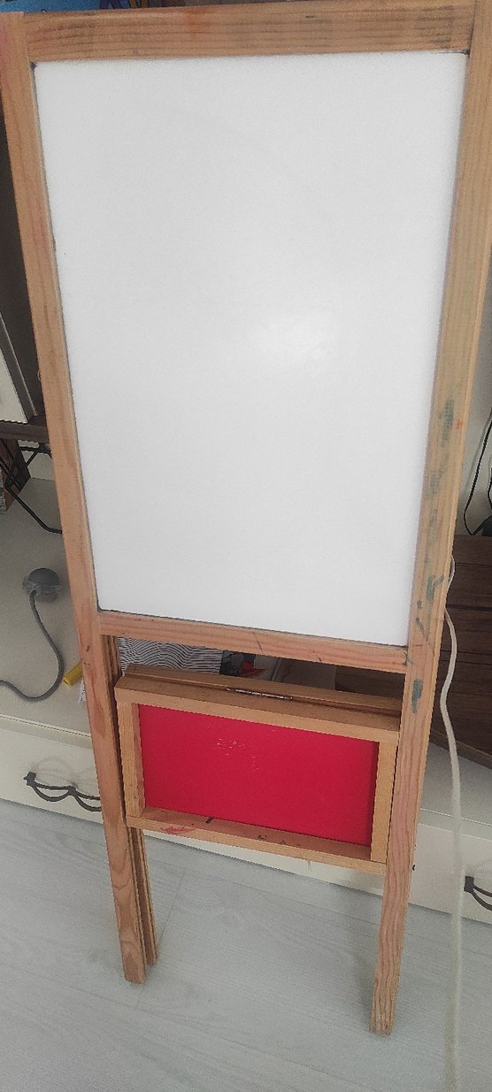 Çocuklar için kırmızı raflı tahta pano - Görsel 2