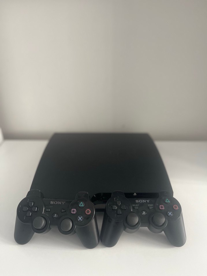 PlayStation 3 Konsol ve İki Kablosuz Kontrolcü - Görsel 3