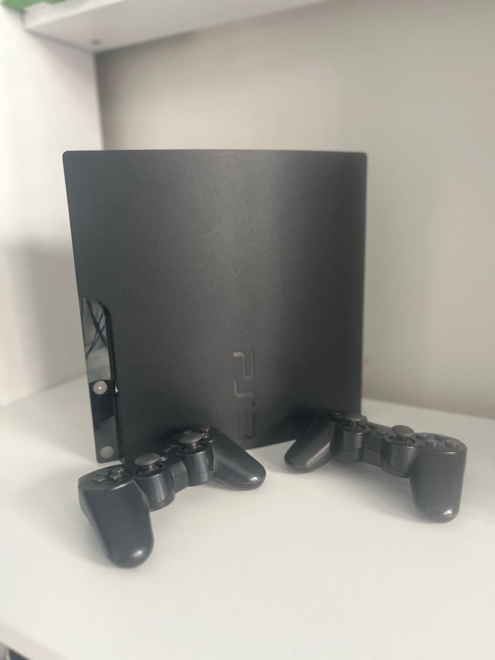 PlayStation 3 Konsol ve İki Kablosuz Kontrolcü - Görsel 2