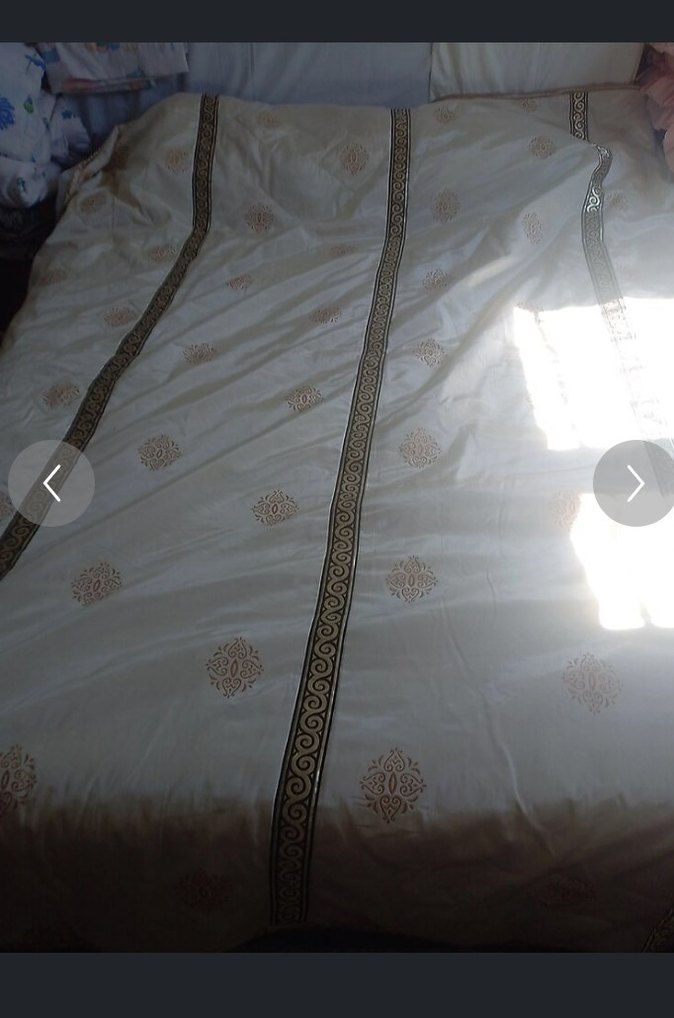 İşlemeli Beyaz Parlak Yatak Örtüsü - Görsel 2