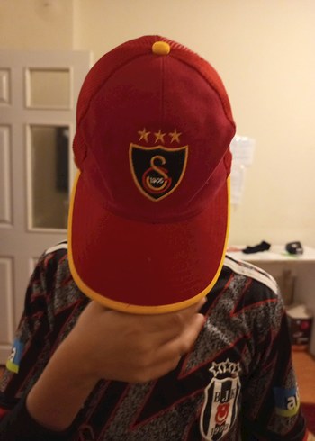 Kırmızı Sarı Sınır Detaylı Erkek Şapka - Görsel 2