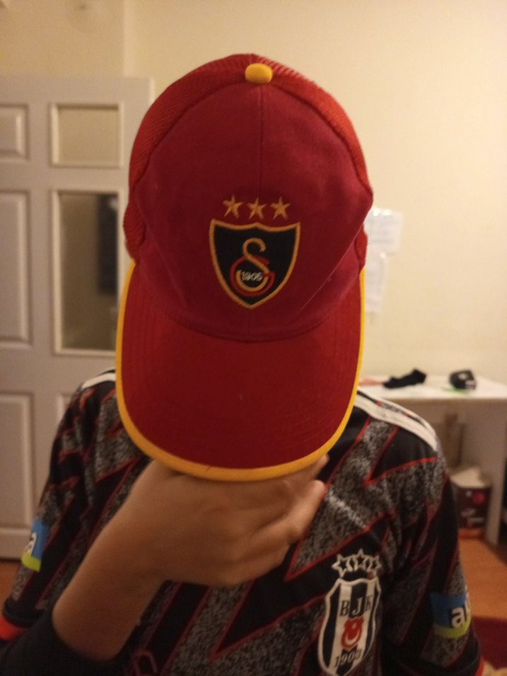 Kırmızı Sarı Sınır Detaylı Erkek Şapka - Görsel 2