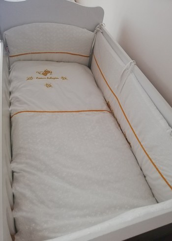 Diğer Beyaz Kalp Detaylı Bebek Beşiği