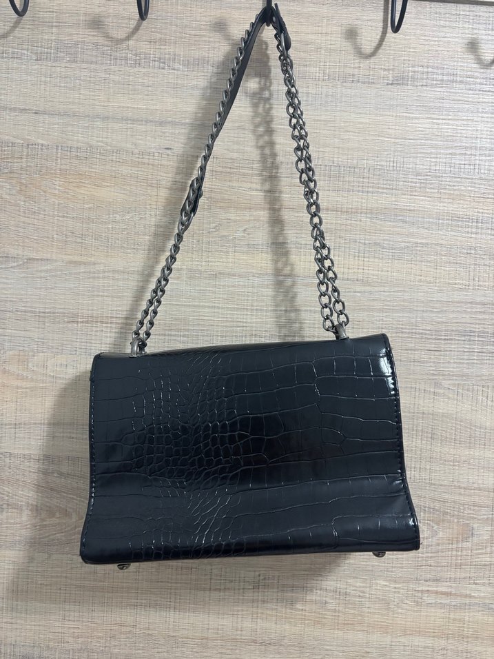 Zincir Detaylı Siyah Yılan Derisi Desenli Deri Çanta - Görsel 2