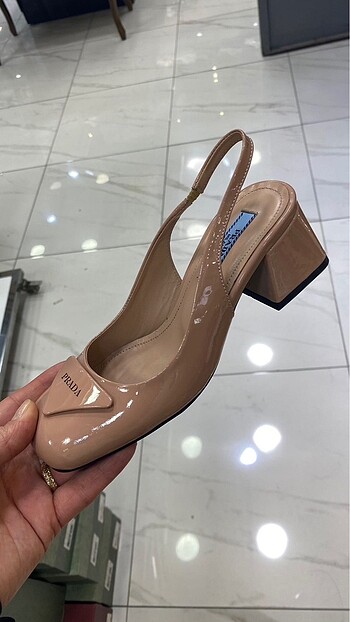 Prada bej topuklu rugan