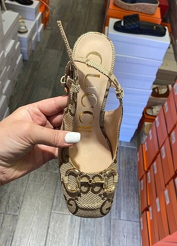 Gucci bej topuklu ayakkabı