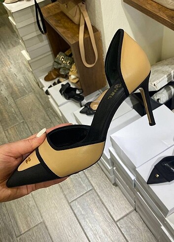Chanel bej siyah klasik topuklu