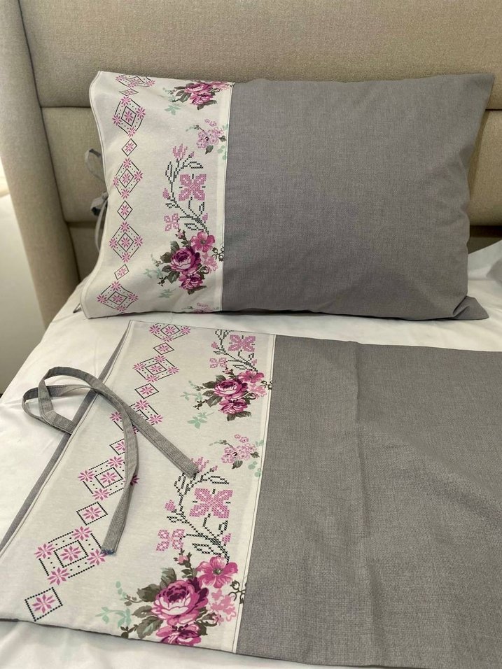 Nakışlı Gri ve Pembe Yastık Kılıfı - Görsel 2