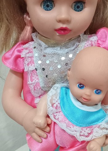 Barbie Pembe elbiseli oyuncak bebek ve küçük bebek