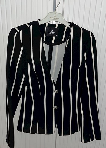 LC Waikiki Dugmeli Siyah Cizgili Belden Oturmali Kadin Blazer