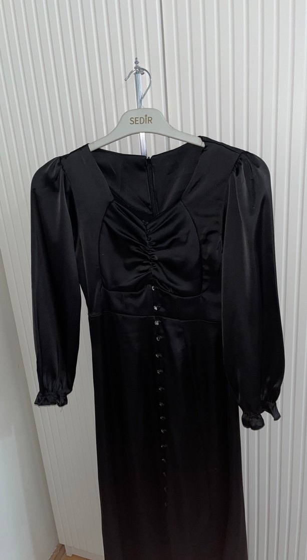 Uzun Siyah V Yakalı Düğmeli Kadın Elbise - Görsel 3