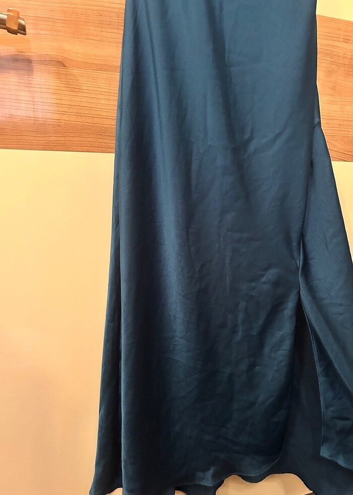 saten önü büzgülü mavi elbise yırtmaçlı - Görsel 3