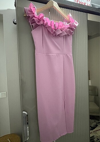 Pembe elbise