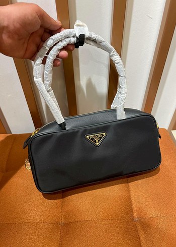 Prada Siyah Deri Tokalı Minimalist Kadın Çanta