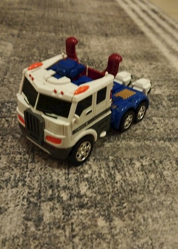  Beden kamyona dönüşen robot