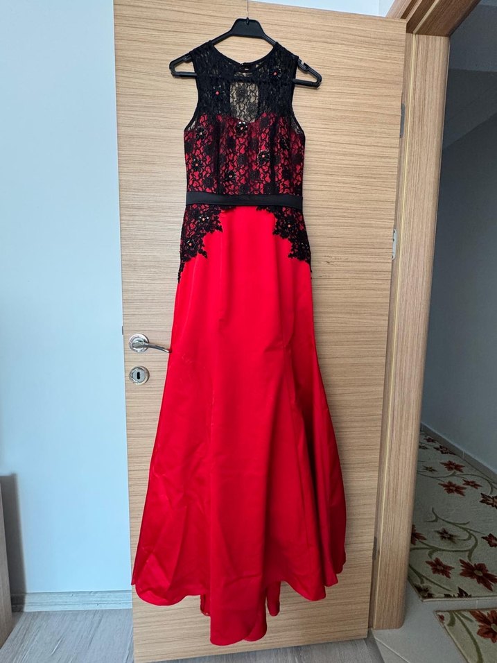 Dantelli Kırmızı Uzun Gotik Abiye Elbise - Görsel 3