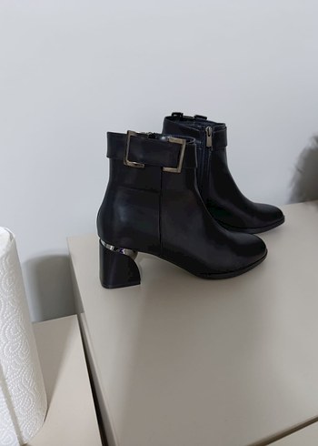 Kadın Siyah Deri Tokalı Topuklu Bot - Görsel 3