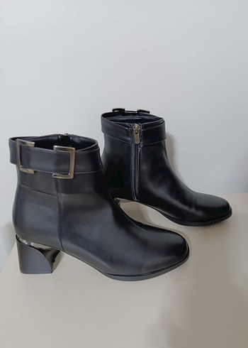 Kadın Siyah Deri Tokalı Topuklu Bot - Görsel 2