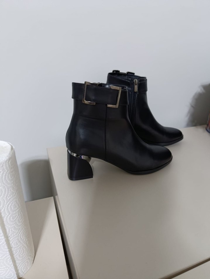 Kadın Siyah Deri Tokalı Topuklu Bot - Görsel 3