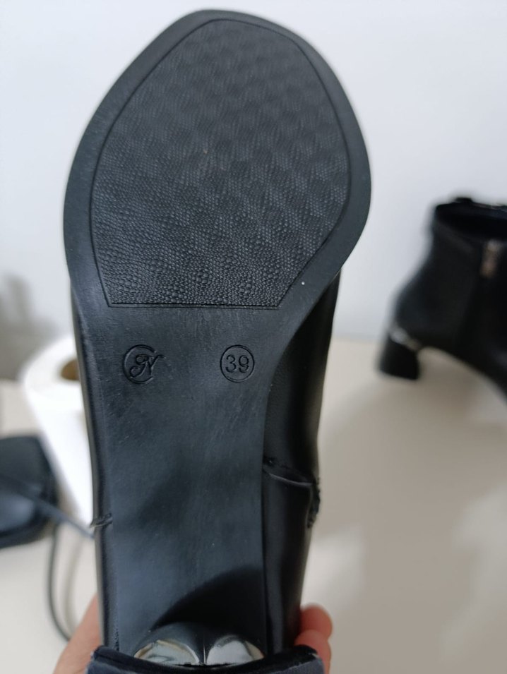 Kadın Siyah Deri Tokalı Topuklu Bot - Görsel 4