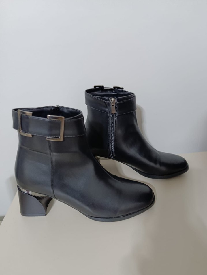 Kadın Siyah Deri Tokalı Topuklu Bot - Görsel 2