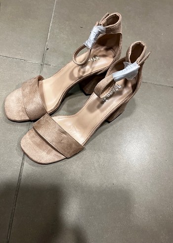 Bej Süet Topuklu Kadın Sandalet