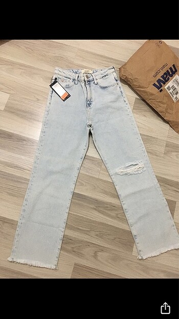Mavi Barcelona jean 27/25 beden rengi buz mavisi fotoda açık çık