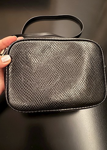  Beden Calvin Klein Siyah Yılan Derisi Desenli Zincir Detaylı Çanta