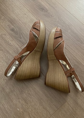 38 Beden Dolgu topuklu camel sandalet