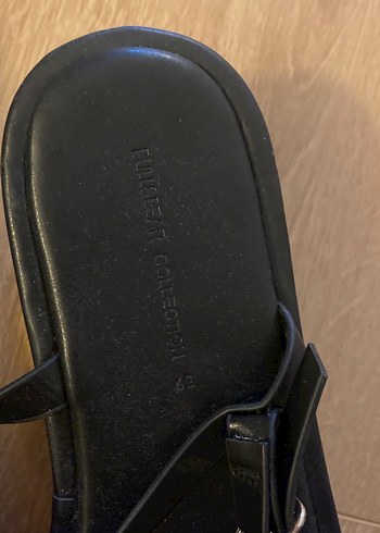Pull and Bear Düz Tabanlı Kemerli Kadın Sandalet