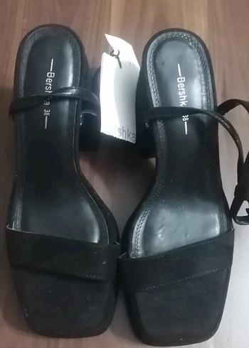 Bershka Siyah Tokalı Topuklu Kadın Ayakkabı