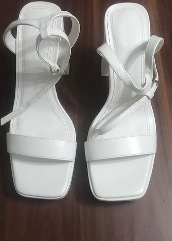 Beyaz Tokalı Blok Topuklu Kadın Sandalet