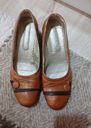 Bej Deri Kadın Dolgu Topuklu Tokalı Ayakkabı