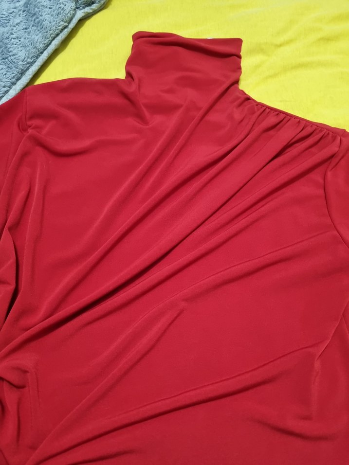 Kırmızı Yüksek Yakalı Drapeli bluz - Görsel 3