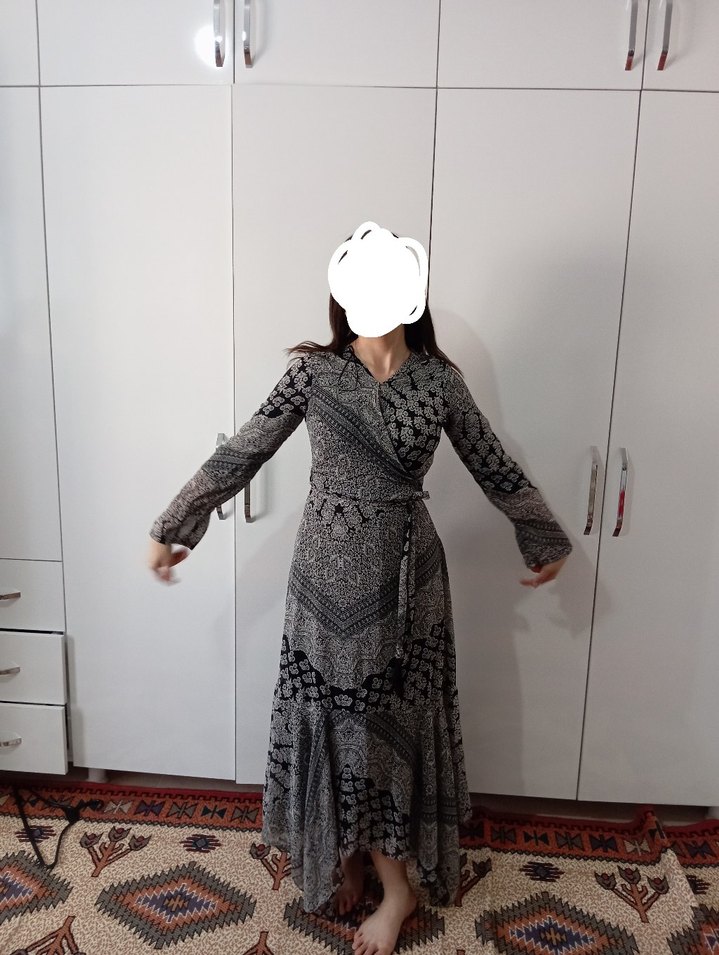 Bohem Uzun Gri Yılan Desenli V Yakalı Elbise - Görsel 2