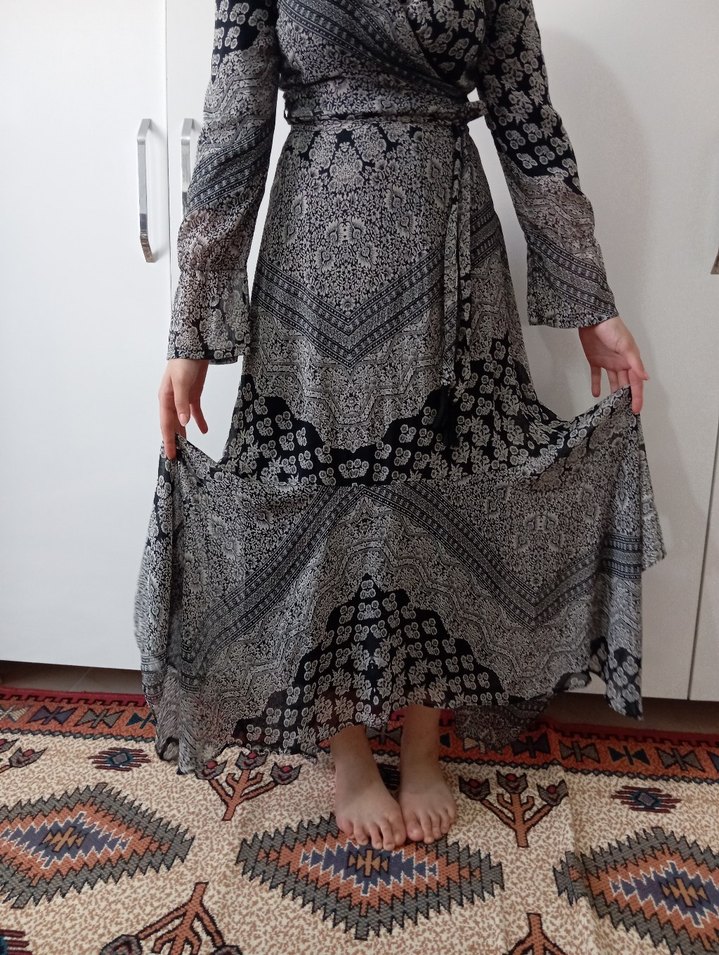Bohem Uzun Gri Yılan Desenli V Yakalı Elbise - Görsel 3