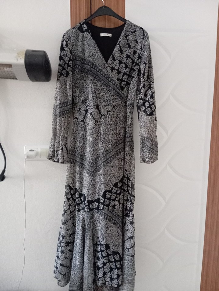 Bohem Uzun Gri Yılan Desenli V Yakalı Elbise - Görsel 4